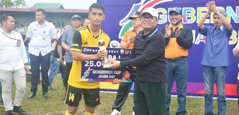 Gubernur Jambi, Dr Drs H Fachrori Umar, M Hum menutup Turnamen Sepak Bola Gubernur Cup Tahun 2020, yang diselenggarakan di Stadion Tri Lomba Juang KONI, Kota Jambi, Rabu (22/01).