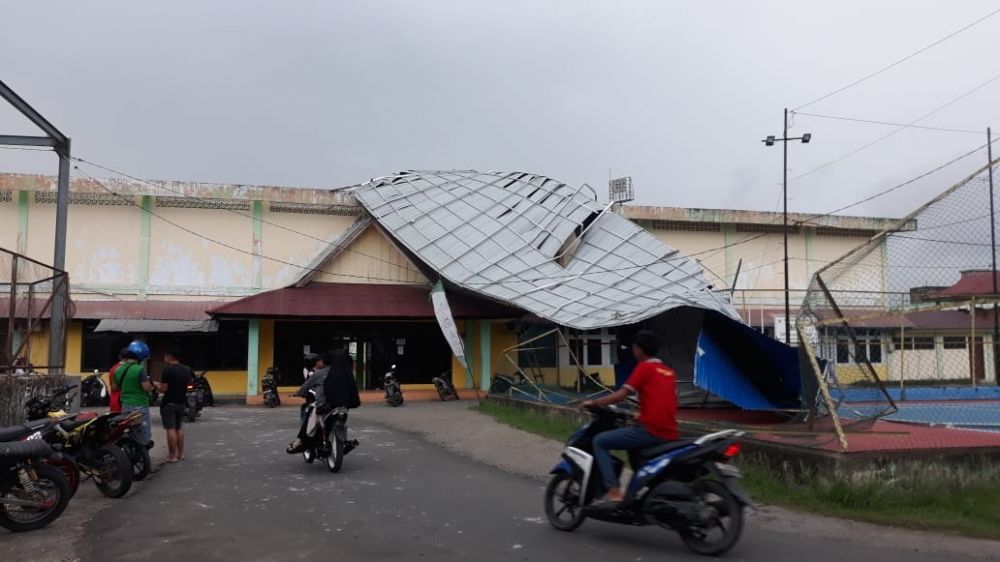 Bagian atap stadion Karyabakti Kualatungkal Roboh diduga diterpa angin.