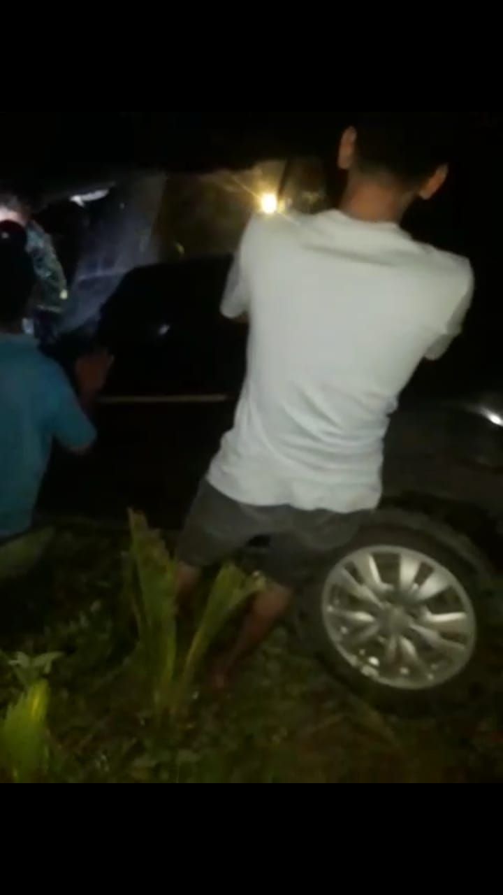 Masyarakat sekitar  Kecelakaan mengeluarkan mobil Kijang Innova yang membuat warga Kualatungkal meninggal.