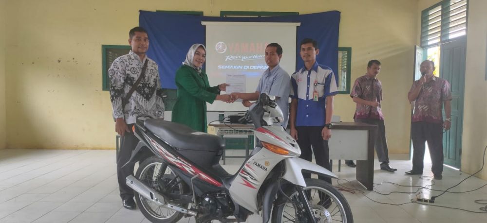 Penyerahan Sepeda Motor untuk praktek siswa oleh Yamaha DDS Jambi kepada Kepala SMKN 5 Tebo.