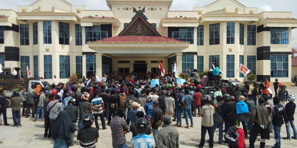 Unjukrasa masyarakat teluk nilau di Gedung DPRD Tanjabbar Beberapa Waktu lalu.