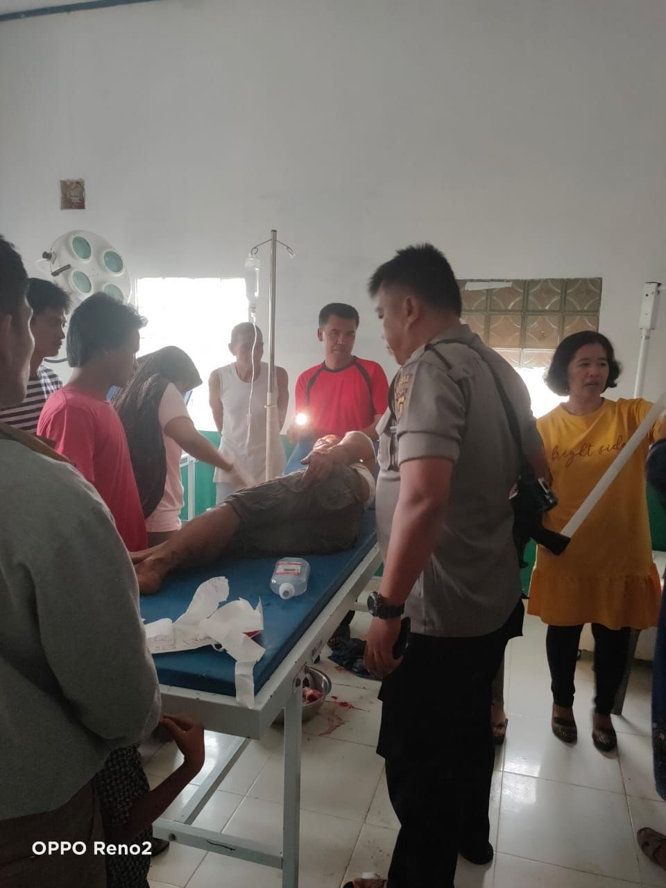 Kapolsek Batang Asai, IPTU Ebon A Lingga SE saat melihat korban Ahmadi menjalani perawatan intensif  