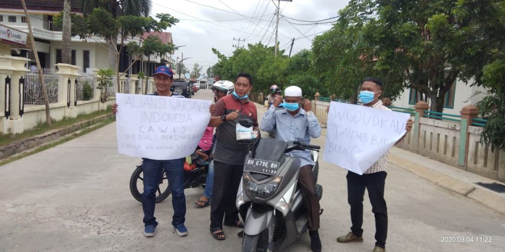 Wartawan Tanjabbarat membagikan masker gratis
