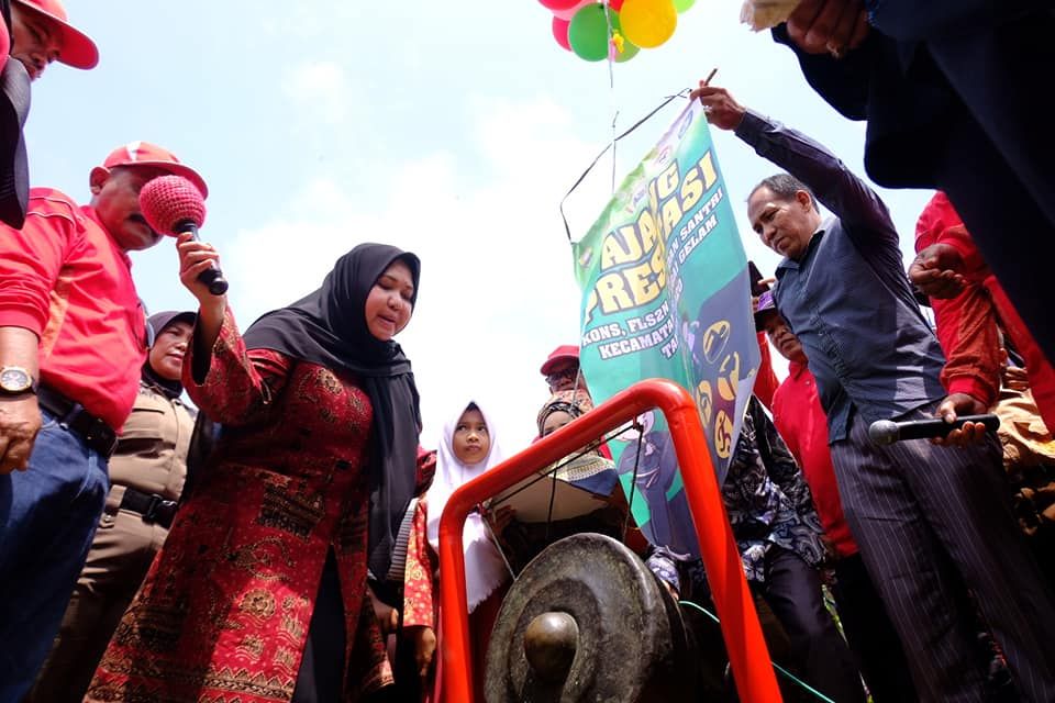 Bupati memukul gong pertanda dimulainya pertandingan tingkat SD, MI di Muarojambi.