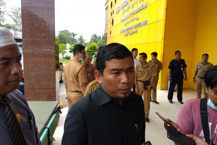 Wakil Ketua DPRD Provinsi Jambi, Rocky Candra memberikan keterangan pers usai mengecek ruang isolasi untuk penanganan pasien COVID-19 di RSUD Raden Mattaher Jambi, Senin (9/3)