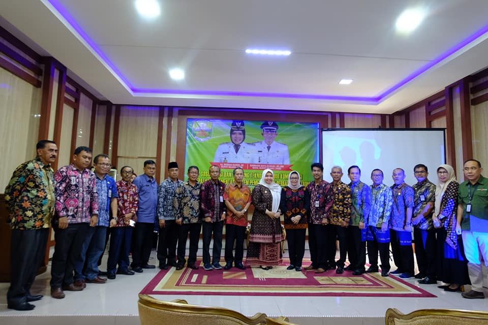 Bupati foto bersama usai acara sosialisasi dan training teknologi video komunikasi percepatan implementasi sistim pemerintahan berbasis elektronik