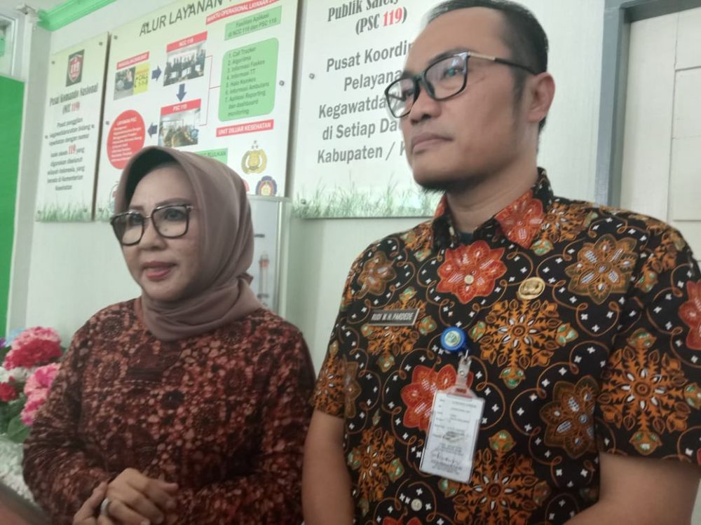 Kadis Kesehatan Kota Jambi Ida dan direktur rumah sakit abdul Manaf Rudi memberikan keterangan pada wartawan.