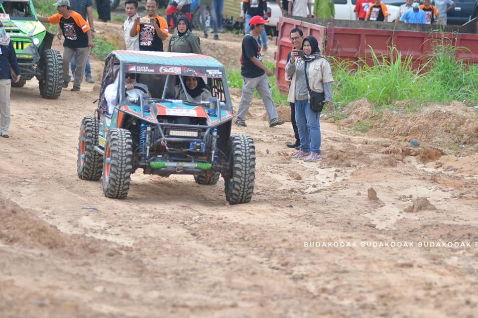 Bupati mengendarai kendaraan off road.