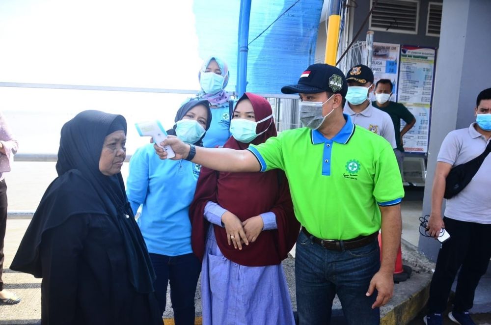 Satgas Anti Corona Tanjabbar Memeriksa Suhu Tubuh Penumpang Kapal Roro.