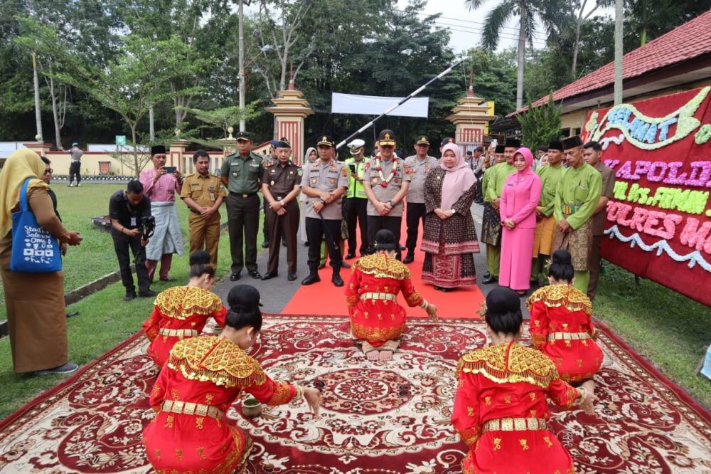 Kedatangan Kapolda Jambi disambut tari sekapur sirih.