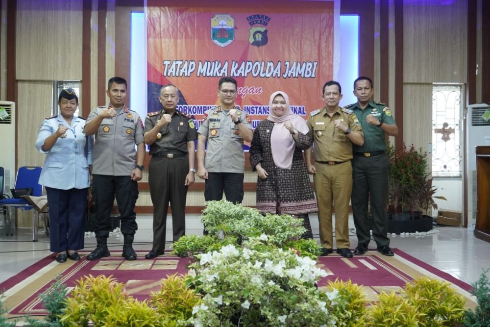 Bupati, Wabup beserta Forkompida foto bersama Kapolda 