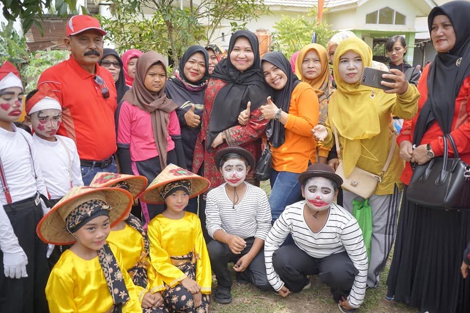 Bupati Foto bersama siswa SD di Kecamatan Sungai Gelam.