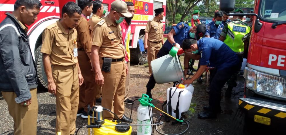 Petugas menyiapkan disinfektan untuk menyemprot fasilitas umum di Kota Jambi