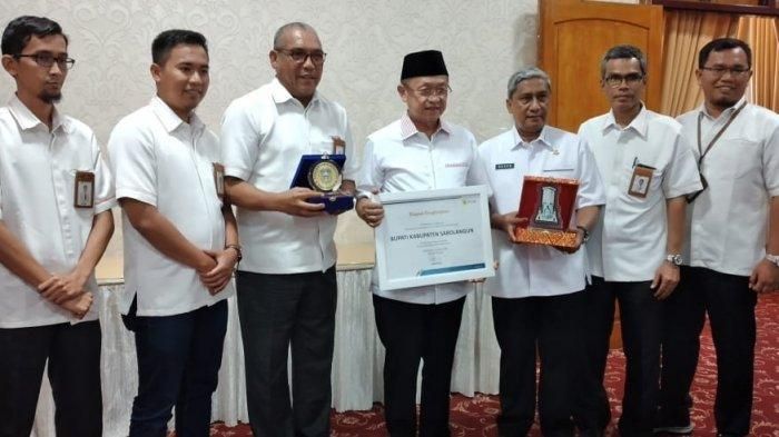Penghargaan dari PT. PLN (Persero) UIW S2JB untuk Bupati Sarolangun, Drs H Cek Endra.  