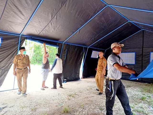 Kepala Dinas Sosial, H Juddin bersama anggota Tagana mendirikan tenda untuk pos jaga penanggulanggan Corona