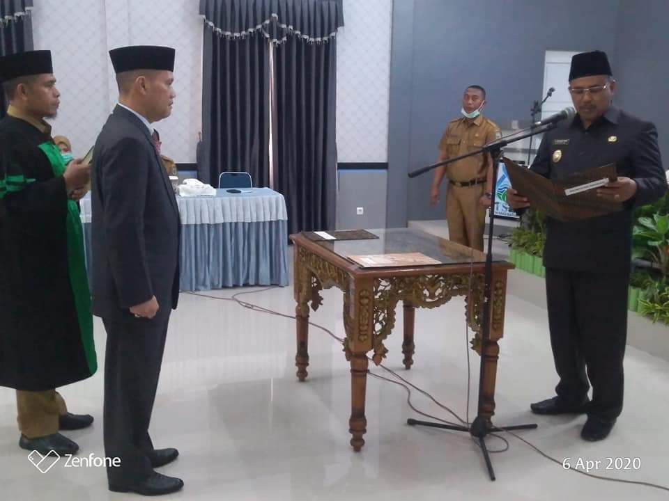 Wabup, H Hillalatil Badti melantik H Muswarsyah SE MM menjadi Dewan Pengawas Perumda Air Minum TSB Sarolangun.