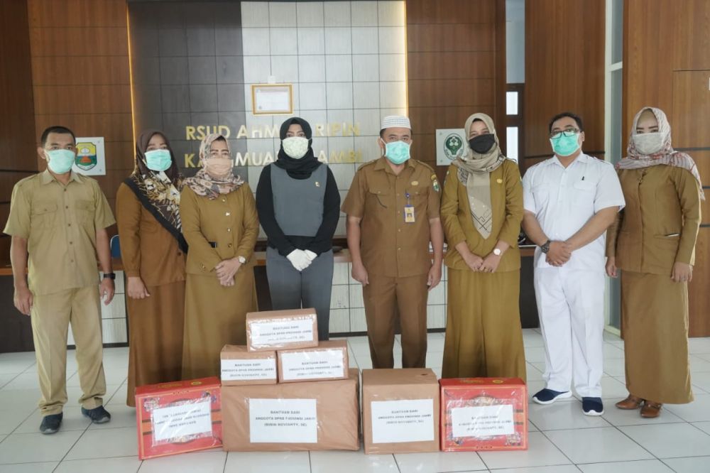 Bantuan untuk tim medis rumah sakit ahmad rifin dari anggota DPRD Provinsi Jambi  Ririn Novianty  Bambang Bayu 