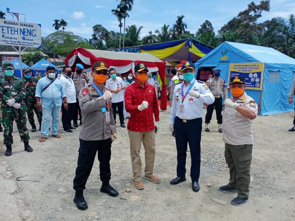 Ketua DPRD Provinsi Jambi Edi Purwanto bersama Forkopimda  meninjau posko pencegahan covid- 19 di wilayah Perbatasan  jambi dengan Provinsi Riau, yang berada di kecamatan  batang asam kabupaten tanjung jabung barat. 