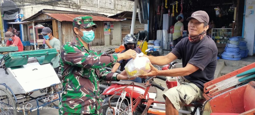 Tim Kodim Membagikan Sembako  KepadaTukang  Becak