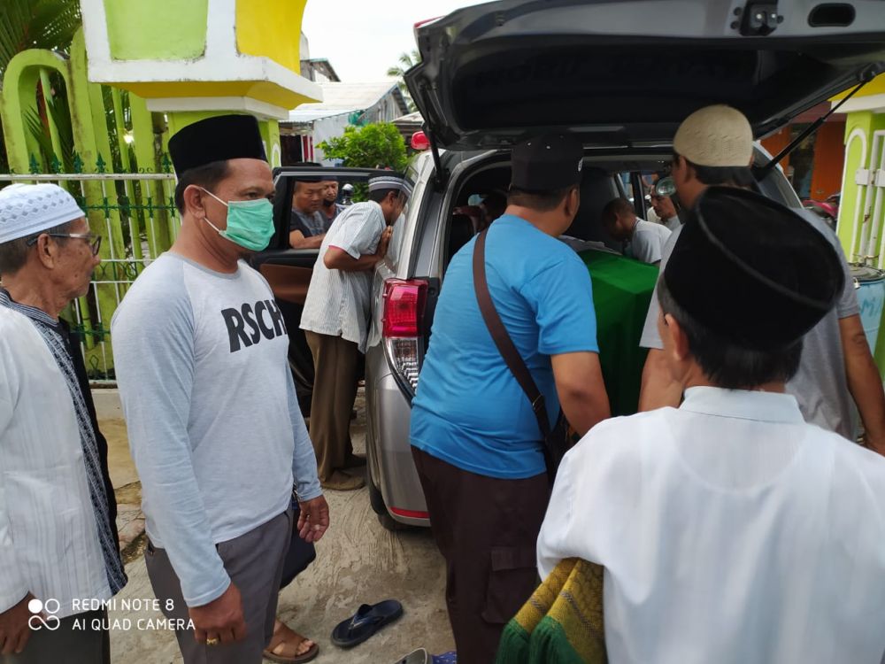 ER Disholatkan di mesjid Agung dan langsung dimakamkan sore tadi.
