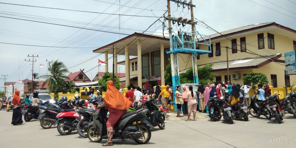 Operasi pasar gula yang dibubar paksa.