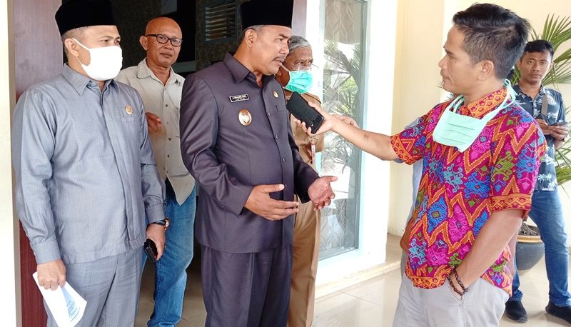 Wabup, H Hillalatil Badri didampingi Sekda, Ir Endang Abdul Naser dan Ketua Fraksi Gerindra Achmad Sarwani saat diwawancara    