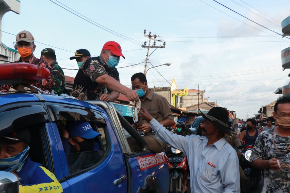 Bupati Safrial  membagikan masker