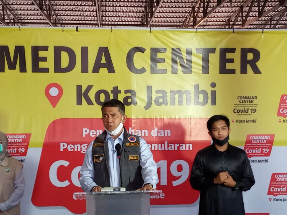 Walikota Jambi Syarif Fasha  sekaligus sebagai Ketua Tim Gugus Tugas Penanganan Covid-19 Kota Jambi dalam konfrensi pers di Mabes Penanganan Covid-19 pada Jumat  Sore (17/4)