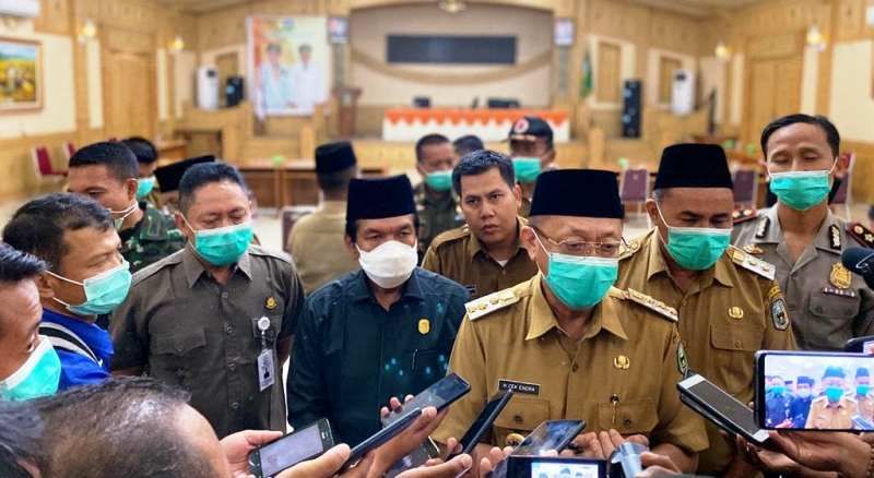 Bupati Sarolangun, Drs H Cek Endra ketika diwawancara awak media, beberapa waktu yang lalu.