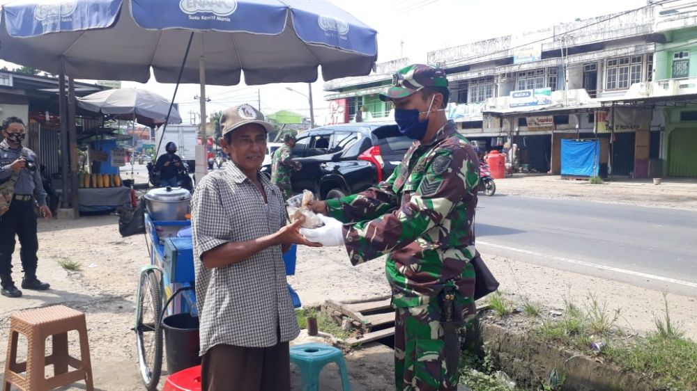 Kodim 0415/Bth membagikan sembako kepada warga 