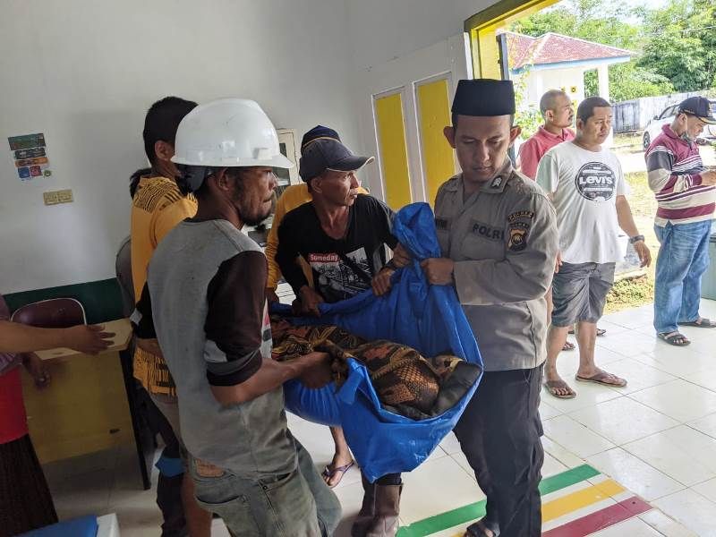 Gugun (35), pekerja Jaringan Listrik Masuk Desa, atau karyawan PT Sinar Dunia Jambi ketika dievakuasi 