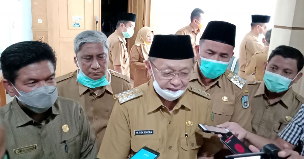 Wawancara Bupati Drs H Cek Endra bersama Wabup H Hillalatil Badri, Sekda Ir Endang Abdul Naser, Ketua DPRD Tontawi Jauhari SE dan Jubir Covid-19 dr H Bambang Hermanto MKes    