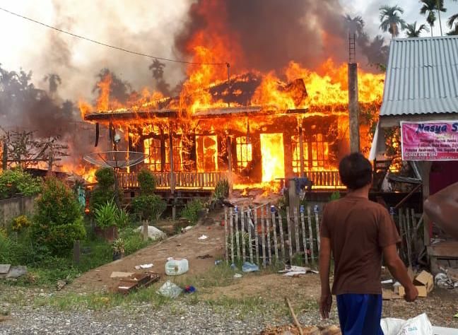 Api yang menghanguskan tiga rumah warga