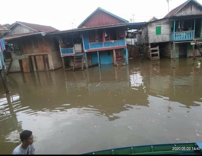 Rumah warga yang  terendam Banjir di pulau pandan
