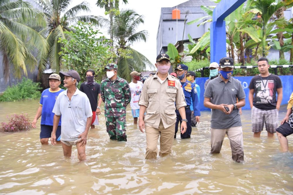 Fasha mengecek wilayah yang terkena banjir 