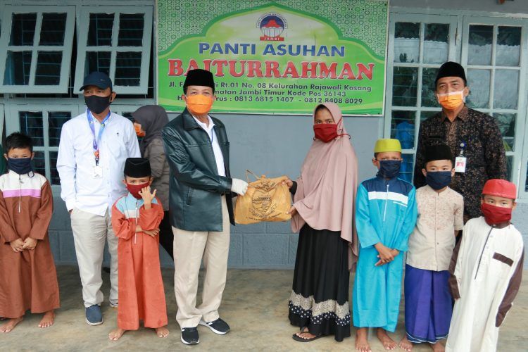 Gubernur memberikan bantuan kepada anak-anak yatim di Panti Asuhan Baiturahman di Kelurahan Rajawali, Jambi Timur. 