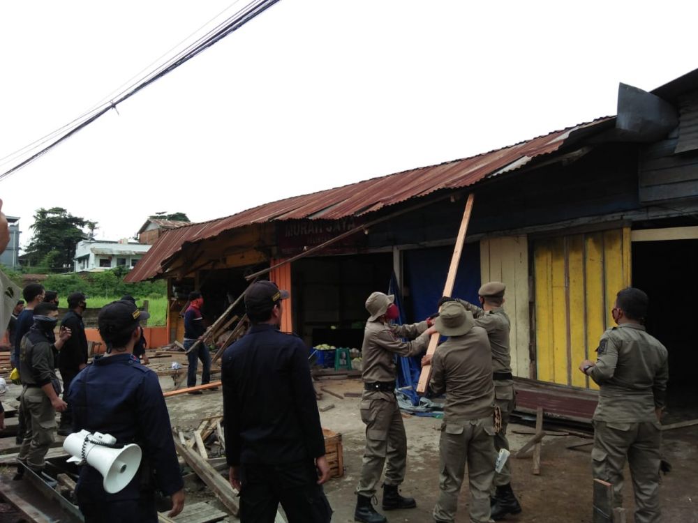 Pol PP membongkar lapak pedangan pasar talang Banjar