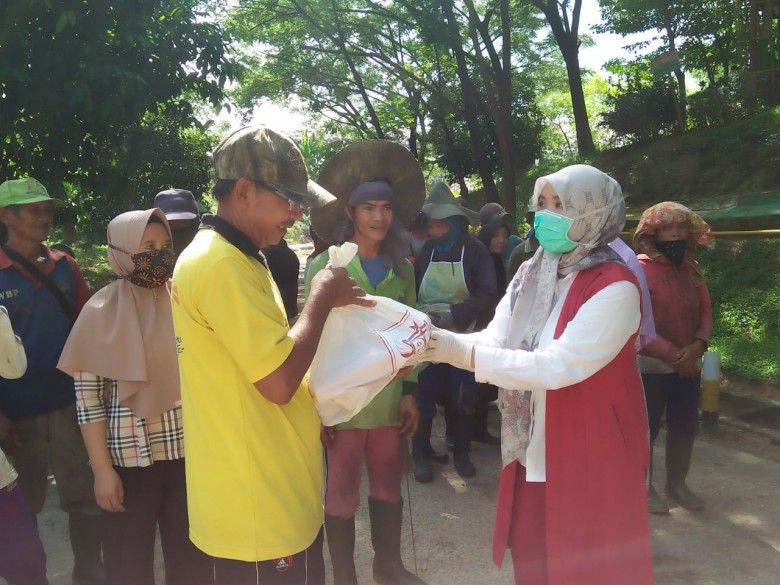 Ketua PIA DPRD Provinsi Jambi Ny.Ari Edi Purwanto bersama Anggota ikut berpartisipasi membagikan sembako kepada warga.
