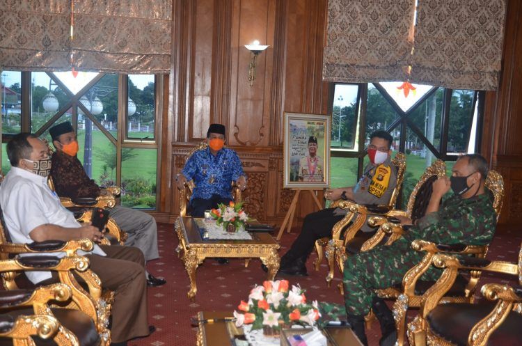 Gubernur Jambi Fachrori Umar, Forkopimda Provinsi Jambi segera menindaklanjuti arahan dari Menkopolhukam RI terkait pengamanan dan penegakan protokol kesehatan covid-19 pada Hari Raya Idul Fitri 1441 H Tahun 2020.