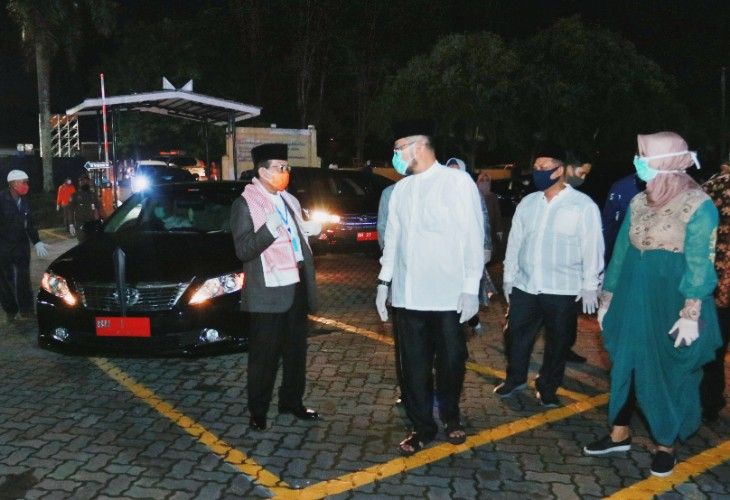 Gubernur Jambi Fachrori Umar, menyemangati para medis yang bertugas pada malam takbiran dengan menyambangi para medis tersebut ke Rumah Sakit Umum Raden Mattaher Jambi dan memberikan bingkisan kepada mereka, Sabtu (23/5) malam.