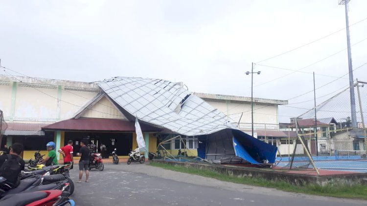 Atap Stadion Karyabakti Kualatungkal yang Rusak