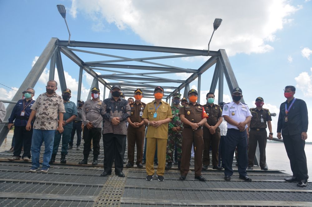 Gubernur dan Bupati Tanjung Jabung Barat saat di Pelabuhan Roro.