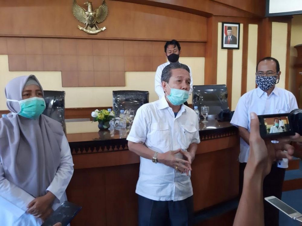 Bupati Batanghari,  H Syahirsah Sy saat diwawancarai awak media.jpg