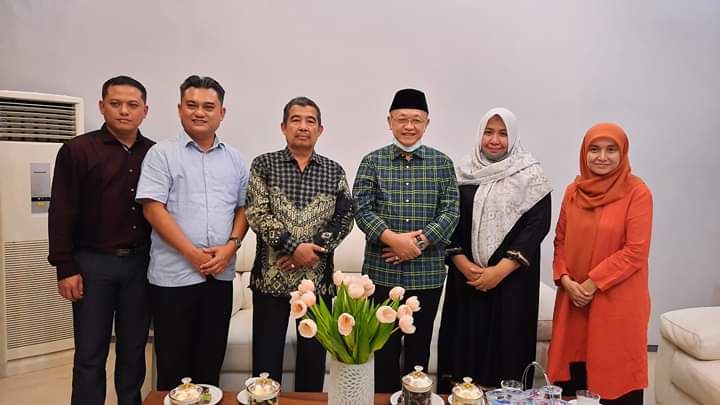 Foto usai pertemuan di Ratu Munawarrah di Kediaman Bupati Sarolangun Cek Endra 