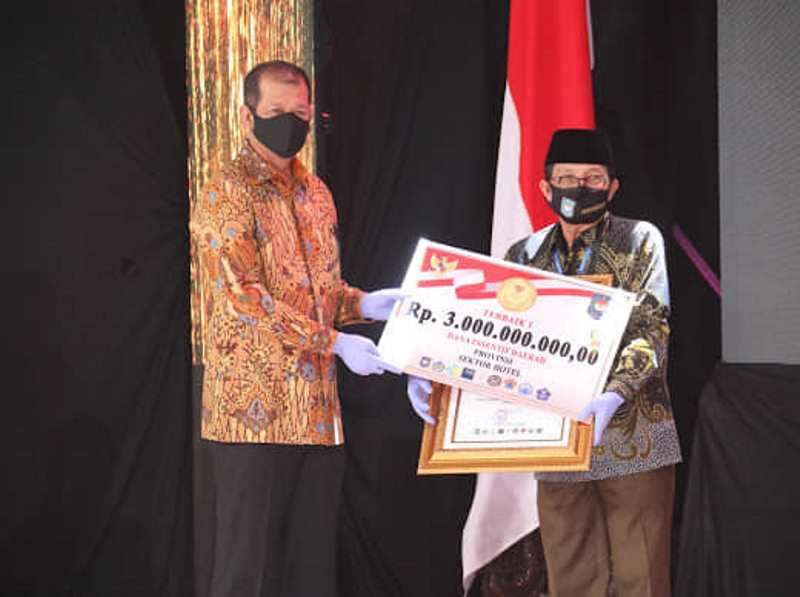Kepala BNPB  selaku Ketua Gugus Tugas Percepatan Penanganan Covid-19 Nasional, Letjen TNI Doni Monardo memberi hadiah ke Gubernur Jambi Fachrori