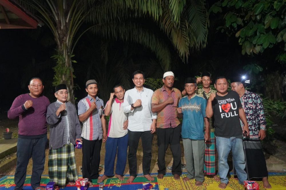 Fadhil Arief bersama warga Sungai Buluh