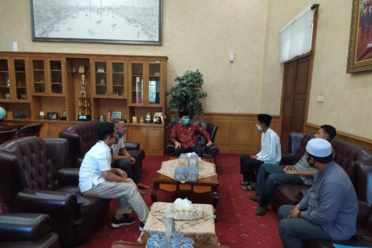 Ketua DPRD Provinsi Jambi, Edi Purwanto menerima kunjungan pengurus Pondok Pesantren Nurul Iman di ruang kerjanya, Jumat (12/6)