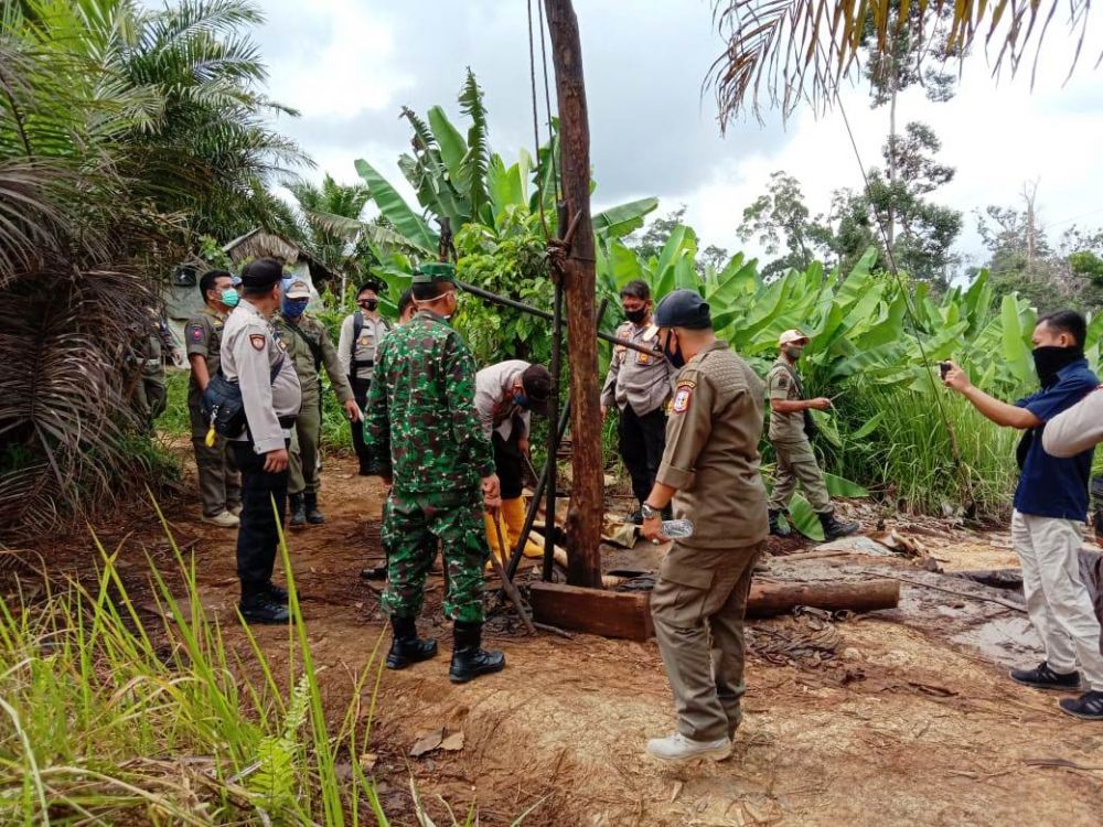 Aksi penutupan lubang sumur minyak ilegal di Desa Lubuk Napal, Kecamatan Pauh