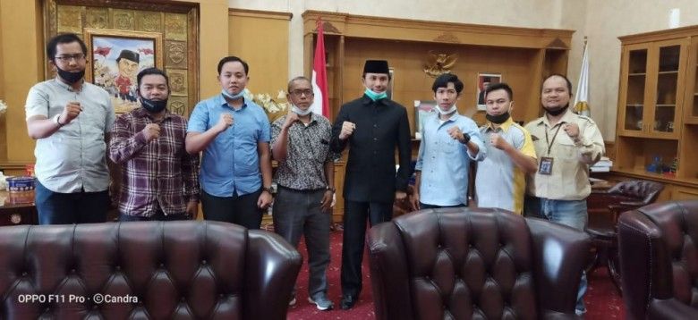 Ketua DPRD Provinsi Jambi saat menerima kunjungan dari Jaringan Media Siber Indonesia (JMSI) Jambi diruang kerja