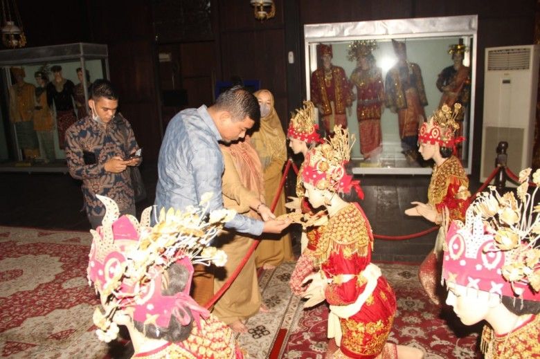Wakil Ketua DPRD Provinsi Jambi Rocky Candra berkunjung ke Anjungan Jambi Taman Mini Indonesia Indah Jakarta, Senin (20/7)